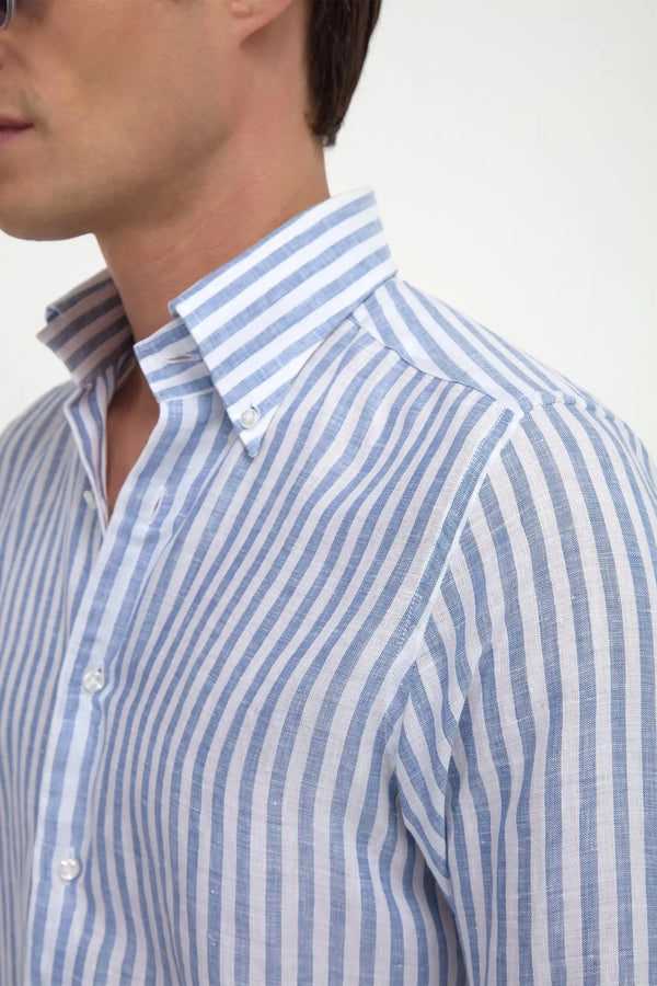 High-end blue striped linen button-down shirt, Italian blue striped shirt, luxury men’s linen shirt, premium Italian linen button-down, elegant men’s casual shirt, classic blue striped shirt, stylish striped linen shirt, chemise en lin rayée bleue à col boutonné fabriquée en Italie, chemise italienne rayée, chemise élégante en lin, camicia in lino a righe blu fatta in Italia, camicia elegante italiana