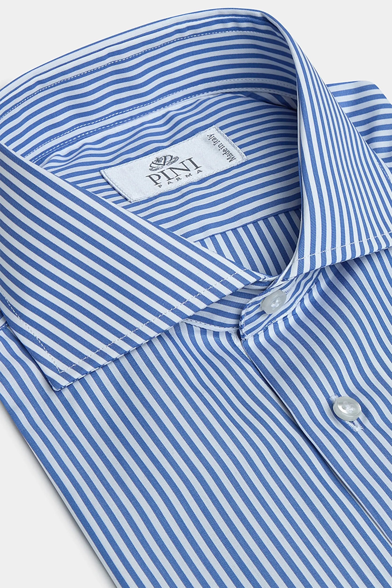 High-end white striped shirt, Italian striped dress shirt, luxury men’s white shirt, premium Italian cotton shirt, elegant men’s formal shirt, handcrafted Italian shirt, classic white striped shirt, Italian designer shirt, men’s luxury striped shirt, chemise blanche rayée de luxe fabriquée en Italie, chemise formelle italienne, chemise élégante en coton italien, camicia bianca a righe di lusso fatta in Italia, camicia elegante in cotone italiano, camicia formale italiana