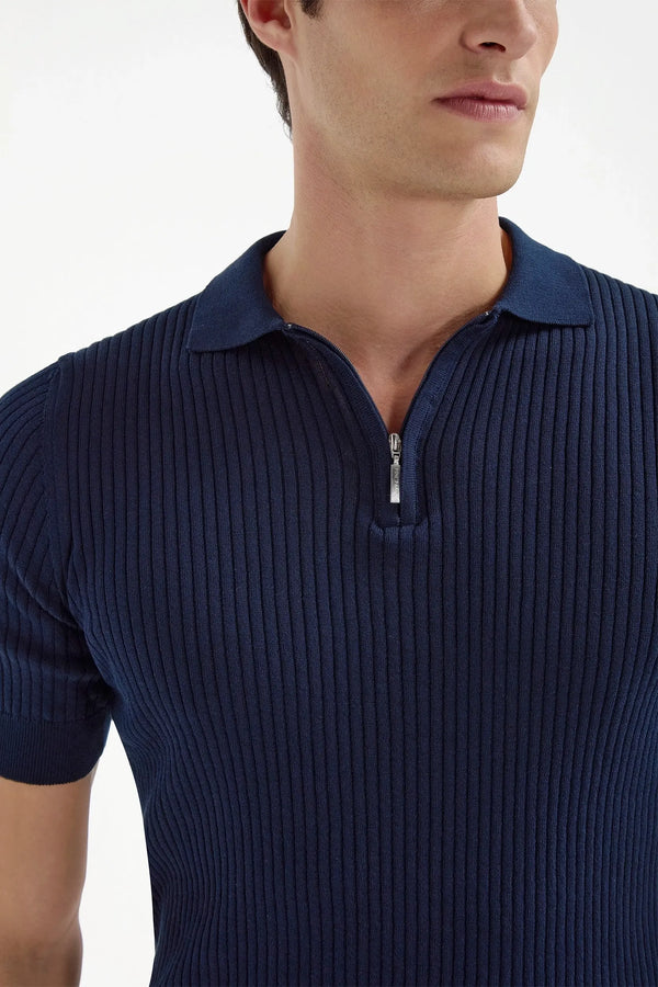 Blue Thin Rib Zipped Polo, men's blue ribbed knit polo, elegant lightweight polo with zip closure, breathable and refined casual wear, comfortable and versatile, polo zippé bleu à fines côtes pour hommes, polo respirant et sophistiqué, polo léger et élégant, polo con zip a costine sottili blu, maglia traspirante e raffinata, abbigliamento casual sofisticato.