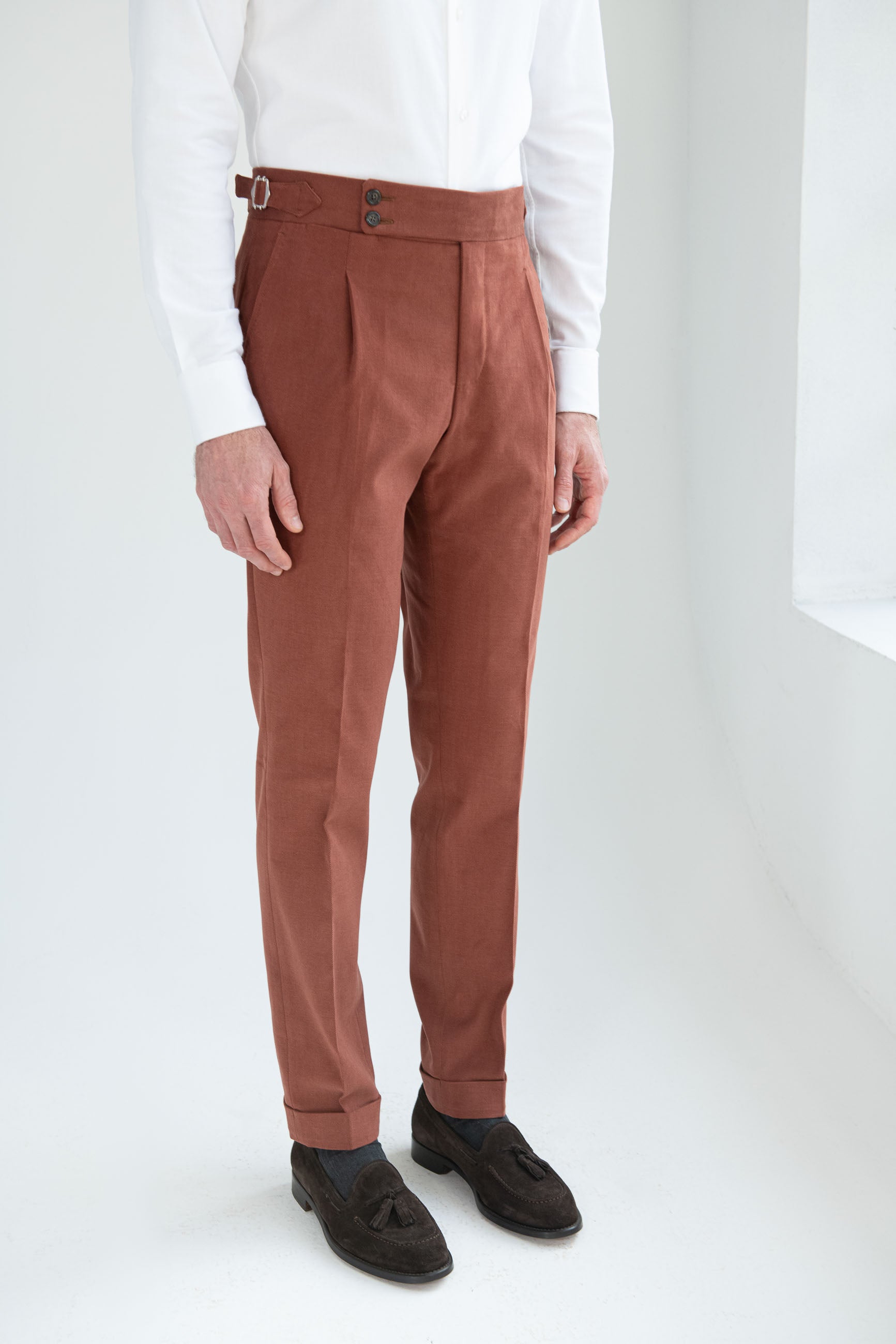 Men Cotton Trousers, Italia style cotton trousers, Red Brick High Rise Trousers, Brick High Rise cotton trousers, Pantaloni in cotone da uomo, pantaloni in cotone stile Italia, pantaloni a vita alta rosso mattone, pantaloni a vita alta in cotone mattone, Pantalon en coton pour homme, pantalon en coton de style italien, pantalon à taille haute rouge brique, pantalon à taille haute en coton brique, 
