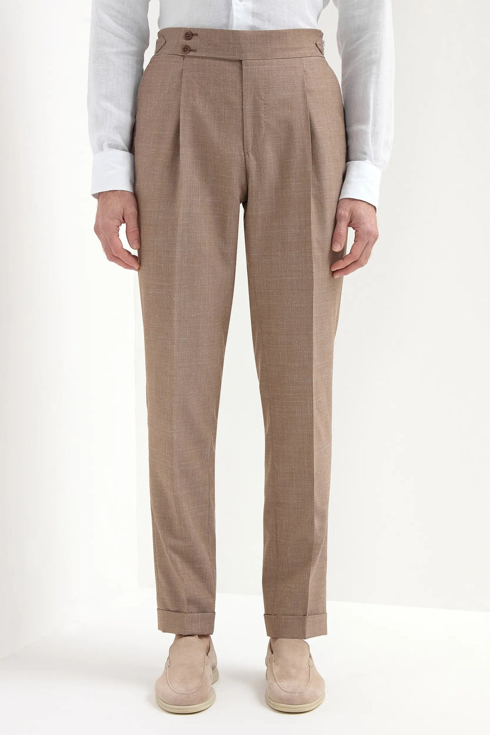 Brown Soragna Trousers, men's brown tailored trousers, elegant Soragna pants, breathable wool trousers, refined formal pants, pantalon Soragna marron pour hommes, pantalon élégant en laine, pantalon respirant et raffiné, pantaloni Soragna marroni, pantaloni eleganti sartoriali, pantaloni formali traspiranti.