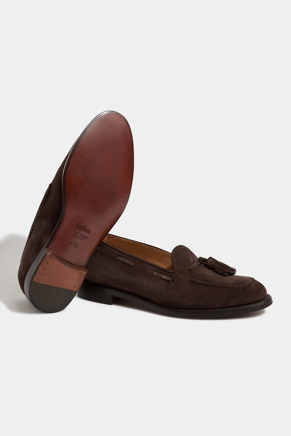 Brown suede tassel loafers, Italian suede loafers, handcrafted Italian shoes, luxury loafers made in Italy, stylish men’s loafers, formal Italian suede shoes, trendy Italian loafers, premium suede shoes from Italy, Mocassins marron en daim, mocassins italiens en daim, chaussures fabriquées en Italie, mocassins de luxe italiens, mocassins homme tendance, chaussures en daim italien haut de gamme, Mocassini in camoscio marrone, mocassini italiani con nappine, scarpe eleganti in camoscio, mocassini italiani