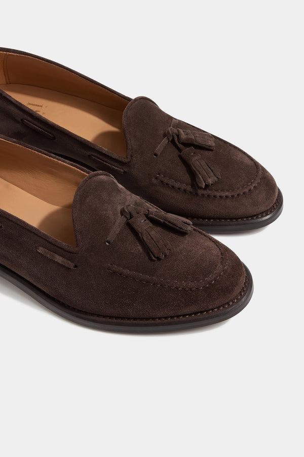 Brown suede tassel loafers, Italian suede loafers, handcrafted Italian shoes, luxury loafers made in Italy, stylish men’s loafers, formal Italian suede shoes, trendy Italian loafers, premium suede shoes from Italy, Mocassins marron en daim, mocassins italiens en daim, chaussures fabriquées en Italie, mocassins de luxe italiens, mocassins homme tendance, chaussures en daim italien haut de gamme, Mocassini in camoscio marrone, mocassini italiani con nappine, scarpe eleganti in camoscio, mocassini italiani