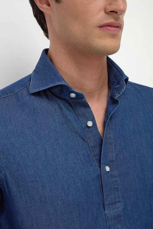 Denim popover shirt, Italian denim popover shirt, luxury denim shirt, premium men’s popover shirt, stylish casual denim shirt, handcrafted Italian popover shirt, classic denim popover shirt, lightweight denim shirt for men, chemise popover en denim italienne, chemise en denim de luxe, chemise popover décontractée pour homme, chemise en denim faite à la main en Italie, camicia popover in denim, camicia in denim di lusso, camicia popover italiana casual