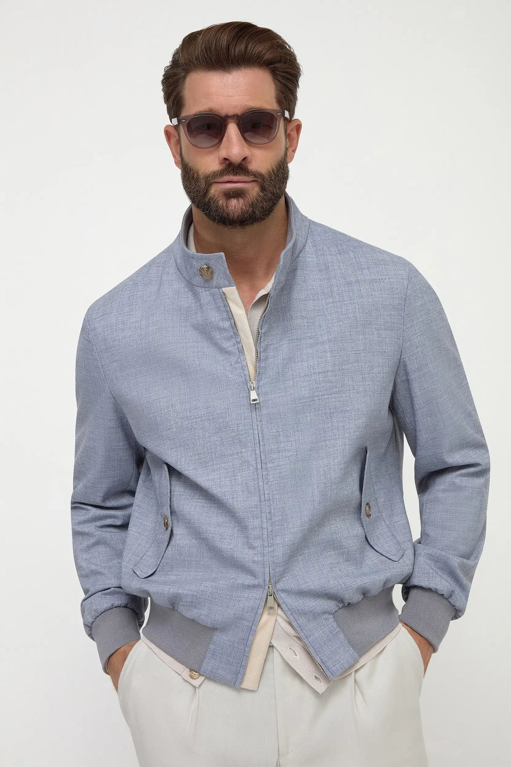 Dusty Blue Short Jacket, men's light blue lightweight jacket, elegant and versatile outerwear, refined casual and semi-formal wear, breathable and comfortable, veste courte bleu poussiéreux pour hommes, veste légère et élégante, vêtement d'extérieur respirant, giacca corta blu polveroso, giacca sofisticata e traspirante, abbigliamento casual raffinato.