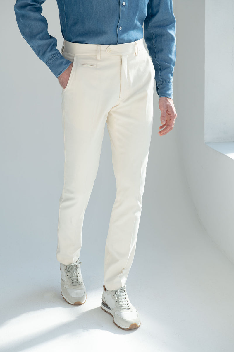  Off white cotton trousers, italian style trousers, italian cotton trousers, mid rise trousers, Off White italian trousers, coin pocket italian trousers. Pantalon en coton écru, pantalon de style italien, pantalon en coton italien, pantalon à taille mi-haute, pantalon italien écru, pantalon italien à pochettes. Pantaloni in cotone off white, pantaloni in stile italiano, pantaloni in cotone italiano, pantaloni a vita media, pantaloni italiani off white, pantaloni italiani con taschino.