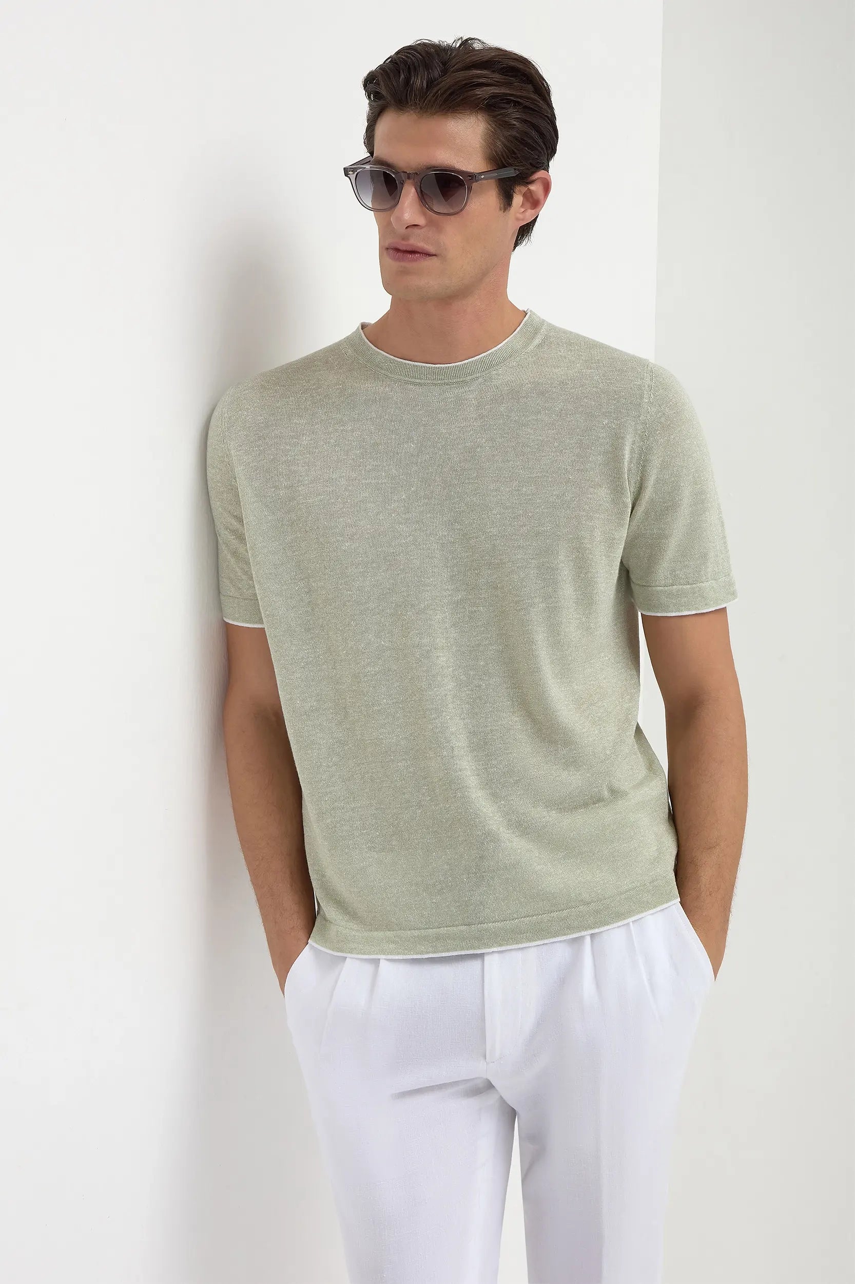 Green Linen and Cotton T-Shirt, men's green breathable t-shirt, elegant lightweight summer tee, refined casual wear, soft and comfortable fabric, t-shirt en lin et coton vert pour hommes, t-shirt estival respirant, t-shirt léger et sophistiqué, t-shirt in lino e cotone verde, maglia traspirante e raffinata, abbigliamento casual di classe.