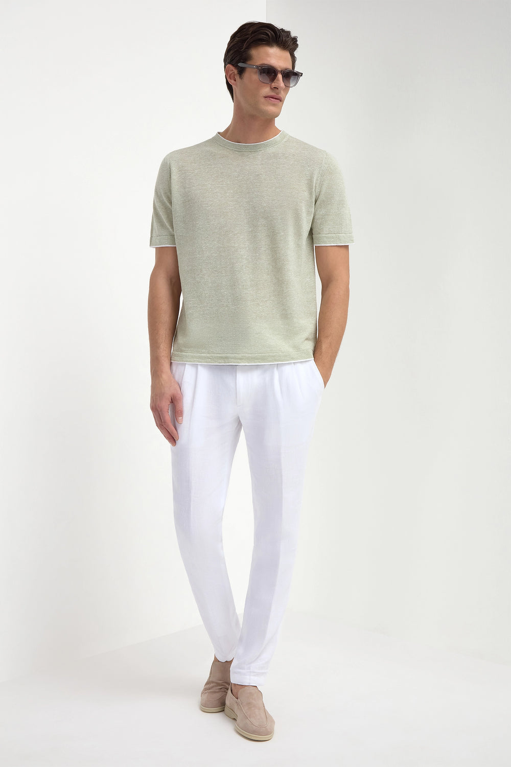 Green Linen and Cotton T-Shirt, men's green breathable t-shirt, elegant lightweight summer tee, refined casual wear, soft and comfortable fabric, t-shirt en lin et coton vert pour hommes, t-shirt estival respirant, t-shirt léger et sophistiqué, t-shirt in lino e cotone verde, maglia traspirante e raffinata, abbigliamento casual di classe.