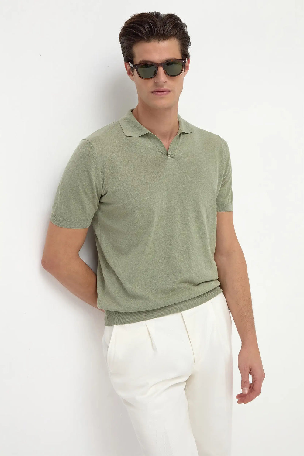 Green Polo, men's green short-sleeve polo shirt, elegant breathable polo, refined casual wear, lightweight and comfortable, polo vert pour hommes, polo respirant et raffiné, polo estival élégant, polo verde, maglia traspirante e sofisticata, abbigliamento casual di classe.