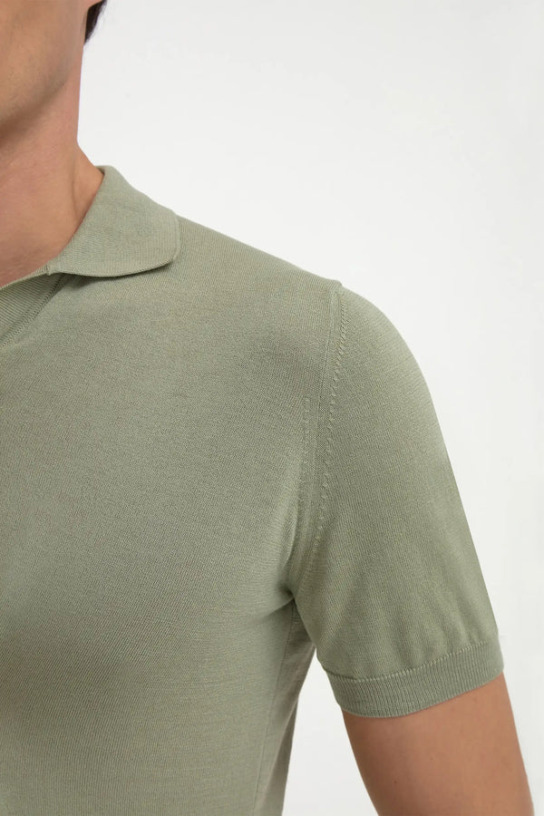 Green Polo, men's green short-sleeve polo shirt, elegant breathable polo, refined casual wear, lightweight and comfortable, polo vert pour hommes, polo respirant et raffiné, polo estival élégant, polo verde, maglia traspirante e sofisticata, abbigliamento casual di classe.