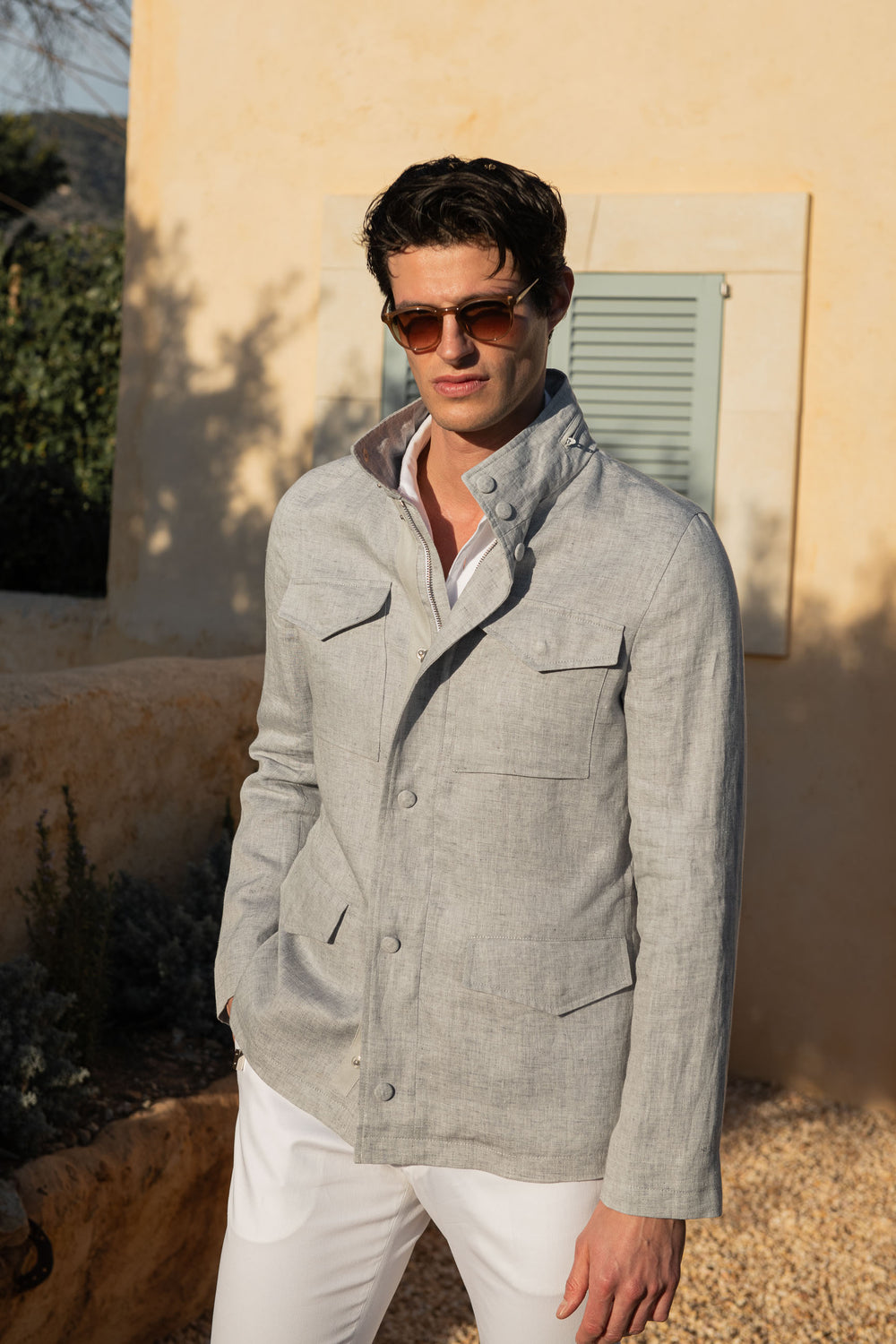 Casual jacket, linen field jacket, grey casual jacket, grey short jacket in linen, field linen jacket, pocket field jacket, grey field jacket, Veste décontractée, veste de campagne en lin, veste décontractée grise, veste courte grise en lin, veste de campagne en lin, veste de campagne à poches, veste de campagne grise, Giacca casual, giacca da campo in lino, giacca casual grigia, giacca corta grigia in lino, giacca da campo di lino, giacca da campo con tasche, giacca da campo grigia,