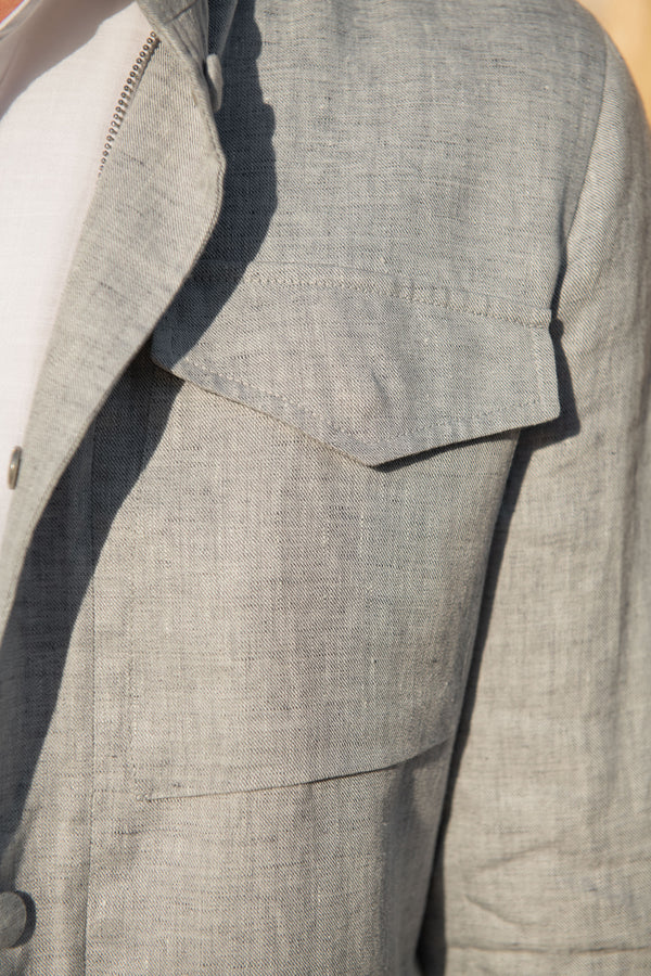 Casual jacket, linen field jacket, grey casual jacket, grey short jacket in linen, field linen jacket, pocket field jacket, grey field jacket, Veste décontractée, veste de campagne en lin, veste décontractée grise, veste courte grise en lin, veste de campagne en lin, veste de campagne à poches, veste de campagne grise, Giacca casual, giacca da campo in lino, giacca casual grigia, giacca corta grigia in lino, giacca da campo di lino, giacca da campo con tasche, giacca da campo grigia,