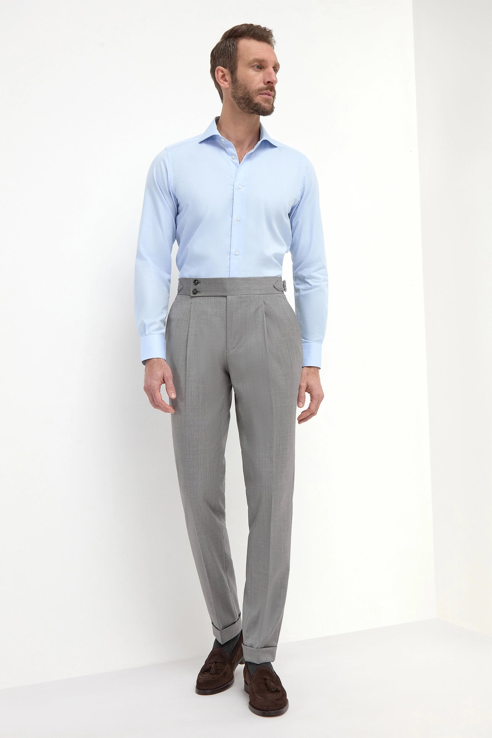 Grey Soragna Trousers, men's grey tailored trousers, elegant Soragna pants, breathable wool trousers, refined formal pants, pantalon Soragna gris pour hommes, pantalon élégant en laine, pantalon respirant et raffiné, pantaloni Soragna grigi, pantaloni eleganti sartoriali, pantaloni formali traspiranti.