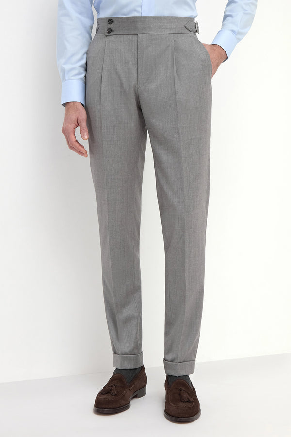 Grey Soragna Trousers, men's grey tailored trousers, elegant Soragna pants, breathable wool trousers, refined formal pants, pantalon Soragna gris pour hommes, pantalon élégant en laine, pantalon respirant et raffiné, pantaloni Soragna grigi, pantaloni eleganti sartoriali, pantaloni formali traspiranti.