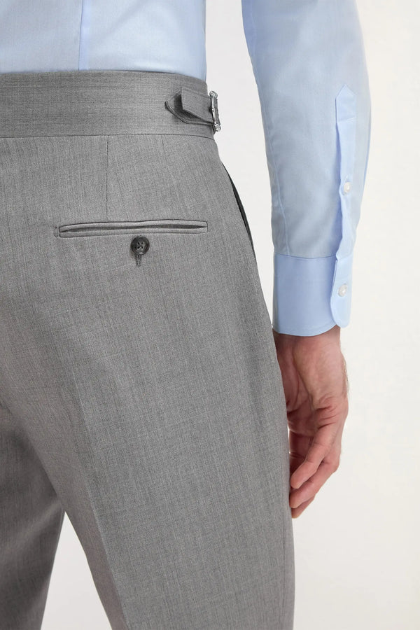 Grey Soragna Trousers, men's grey tailored trousers, elegant Soragna pants, breathable wool trousers, refined formal pants, pantalon Soragna gris pour hommes, pantalon élégant en laine, pantalon respirant et raffiné, pantaloni Soragna grigi, pantaloni eleganti sartoriali, pantaloni formali traspiranti.