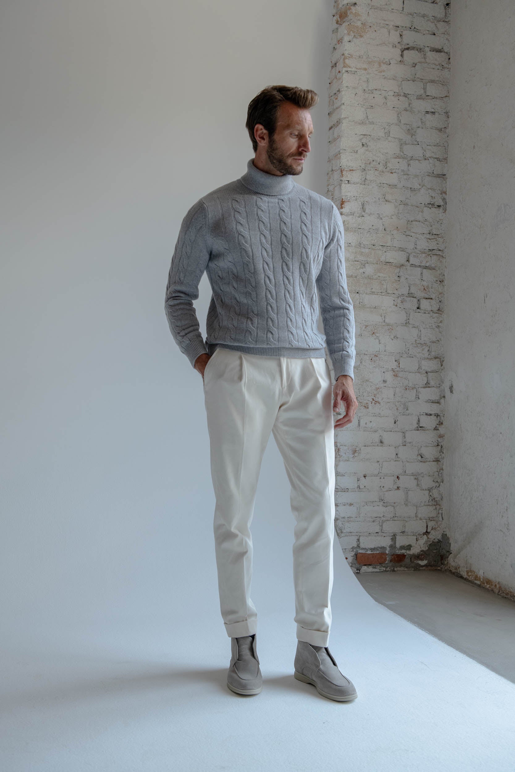 grey turtleneck, grey cable turtleneck, grey cable knit, col roulé gris, col roulé cable gris, col roulé laine cachemire, grey wool cachemire turtleneck, dolcevita grigio, dolcevita grigio a cavi, maglia grigia a cavi, col roulé gris, col roulé cable gris, col roulé laine cachemire, dolcevita grigio lana cachemire