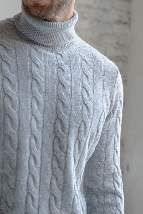 grey turtleneck, grey cable turtleneck, grey cable knit, col roulé gris, col roulé cable gris, col roulé laine cachemire, grey wool cachemire turtleneck, dolcevita grigio, dolcevita grigio a cavi, maglia grigia a cavi, col roulé gris, col roulé cable gris, col roulé laine cachemire, dolcevita grigio lana cachemire