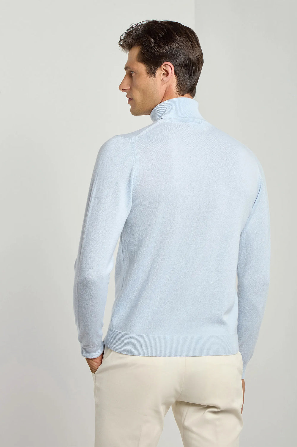 Italian cashmere turtleneck, Light Blue turtleneck, italian cashmere, italian turtleneck style, Light Blue Turtleneck in 100% cashmere, Col roulé en cachemire italien, Col roulé bleu clair, cachemire italien, style col roulé italien, Col roulé bleu clair en 100% cachemire, Dolcevita in cashmere italiano, Dolcevita azzurro, cashmere italiano, stile dolcevita italiano, Dolcevita azzurro in 100% cashmere,