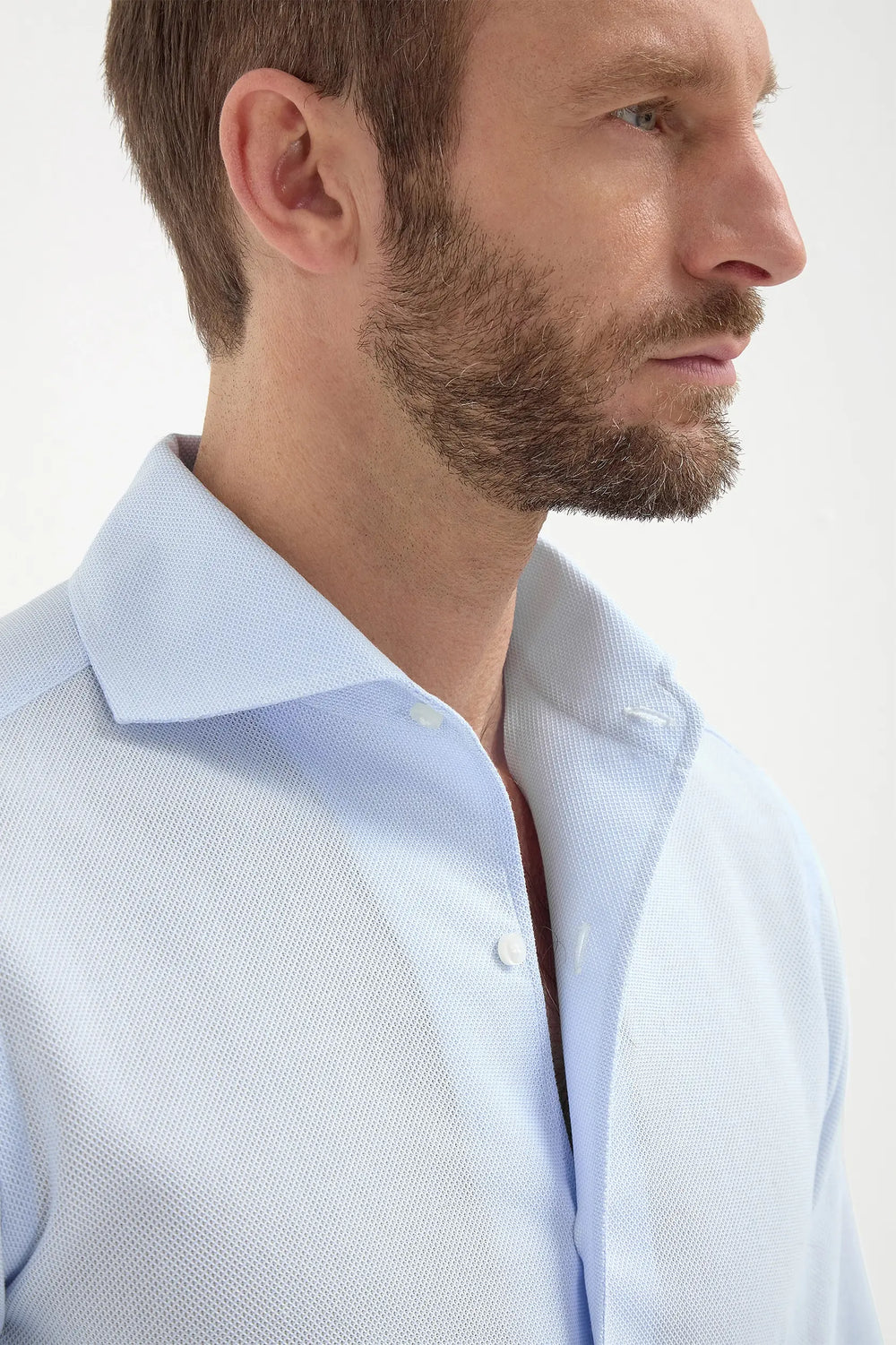 High-end light blue basketweave shirt, Italian textured shirt, luxury Giro Inglese weave shirt, premium cotton shirt with one-piece collar, elegant casual shirt, handcrafted Italian shirt, stylish Giro Inglese shirt, chemise bleu clair en tissage natté avec col en une pièce fabriquée en Italie, chemise italienne texturée, chemise élégante en coton italien, camicia azzurra in tessuto Giro Inglese con colletto a un pezzo fatta in Italia