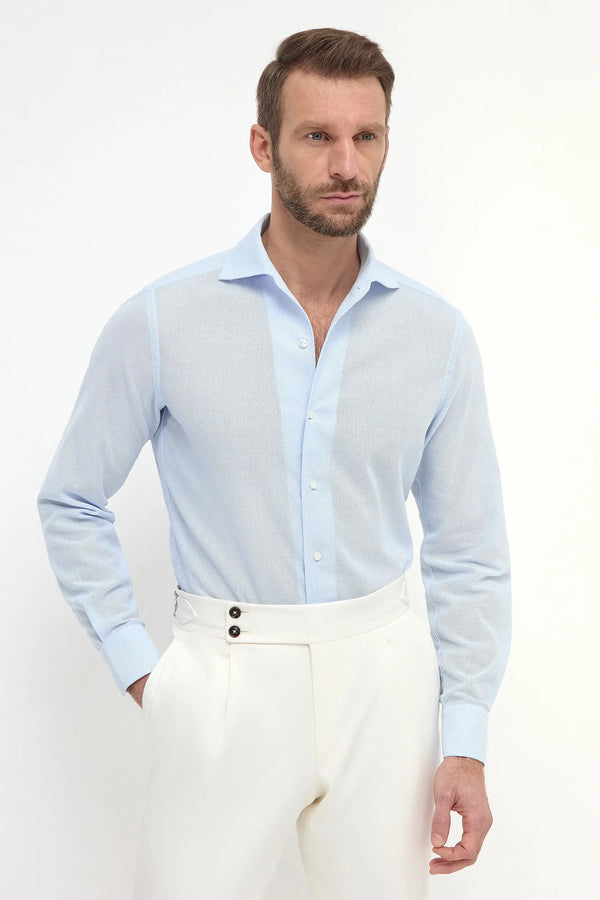 High-end light blue basketweave shirt, Italian textured shirt, luxury Giro Inglese weave shirt, premium cotton shirt with one-piece collar, elegant casual shirt, handcrafted Italian shirt, stylish Giro Inglese shirt, chemise bleu clair en tissage natté avec col en une pièce fabriquée en Italie, chemise italienne texturée, chemise élégante en coton italien, camicia azzurra in tessuto Giro Inglese con colletto a un pezzo fatta in Italia