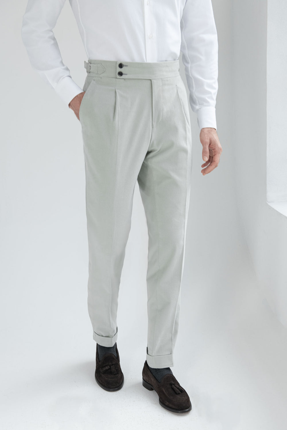 Men Cotton Trousers, Italia style cotton trousers, Light Grey High Rise Trousers, High Rise cotton trousers, Pantalon en coton pour homme, pantalon en coton de style italien, pantalon gris clair à taille haute, pantalon en coton à taille haute, Pantaloni da uomo in cotone, pantaloni in cotone stile italiano, pantaloni a vita alta grigio chiaro, pantaloni in cotone a vita alta,