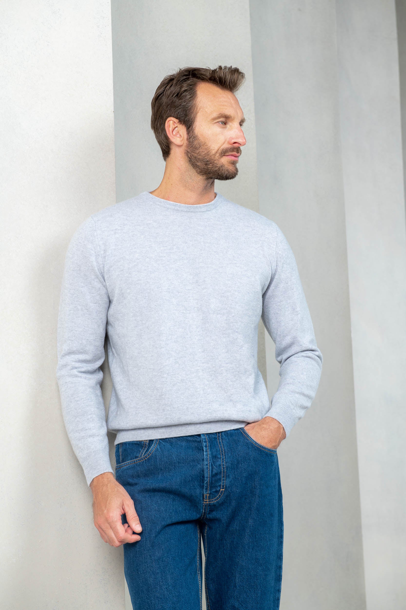 light grey round neck, col rond gris clair, col rond gris clair, grey crewneck, cashmere round neck, grey cashmere roundneck, grey cashmere creweck, light grey cashmere crewneck, col rond cachemire gris clair, col rond cachemire gris, pull cachemire gris clair, pull cachemire gris