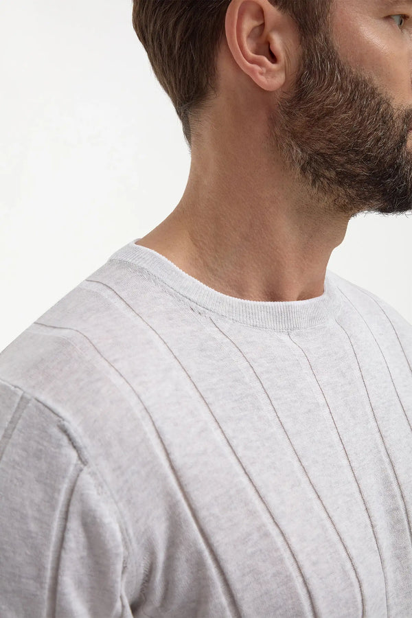 High-end light grey ribbed t-shirt, Italian light grey ribbed shirt, luxury men’s ribbed t-shirt, premium Italian ribbed cotton t-shirt, elegant men’s casual t-shirt, handcrafted Italian t-shirt, classic light grey ribbed tee, stylish ribbed t-shirt, t-shirt côtelé gris clair fabriqué en Italie, t-shirt italien côtelé gris clair, t-shirt de luxe pour homme, t-shirt en coton côtelé italien, t-shirt élégant gris clair, t-shirt in cotone grigio chiaro a coste fatto in Italia, t-shirt elegante italiano