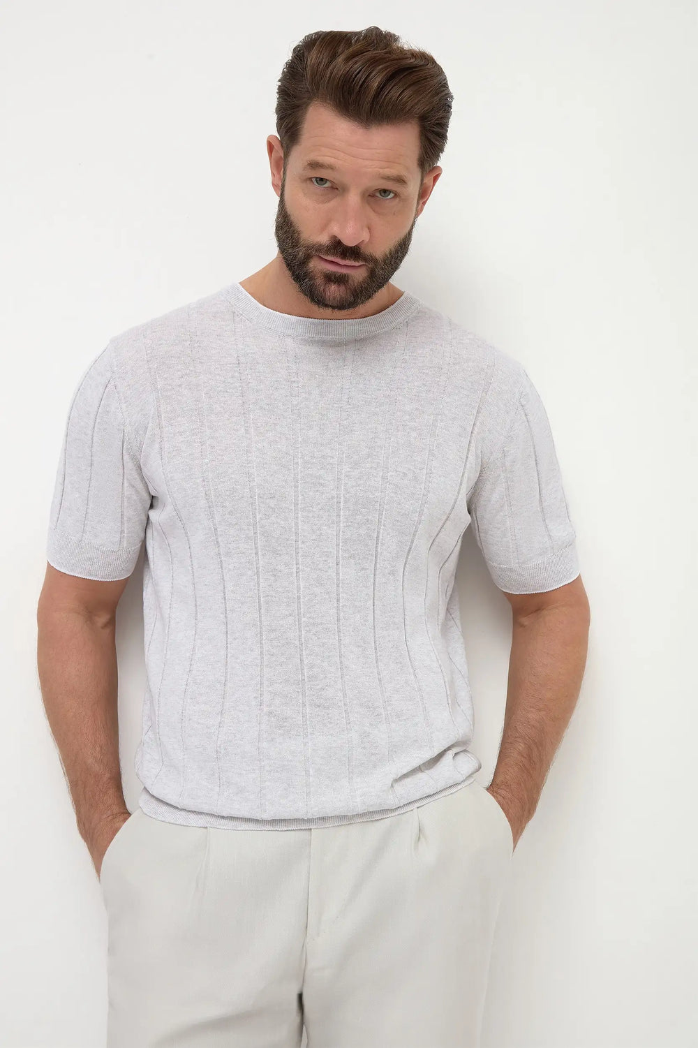 High-end light grey ribbed t-shirt, Italian light grey ribbed shirt, luxury men’s ribbed t-shirt, premium Italian ribbed cotton t-shirt, elegant men’s casual t-shirt, handcrafted Italian t-shirt, classic light grey ribbed tee, stylish ribbed t-shirt, t-shirt côtelé gris clair fabriqué en Italie, t-shirt italien côtelé gris clair, t-shirt de luxe pour homme, t-shirt en coton côtelé italien, t-shirt élégant gris clair, t-shirt in cotone grigio chiaro a coste fatto in Italia, t-shirt elegante italiano