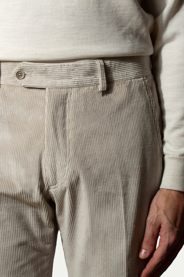 pantalon corduroy homme, men's corduroy trousers, pantalon en corduroy gris clairs, light grey  corduroy trousers, sirmione corduroy trousers, pantalon sartorial corduroy, pantalone in velluto a coste uomo, pantaloni in velluto a coste uomo, pantalone in velluto a coste grigio chiaro, pantaloni in velluto a coste sirmione, pantalone in velluto a coste sartoriale,