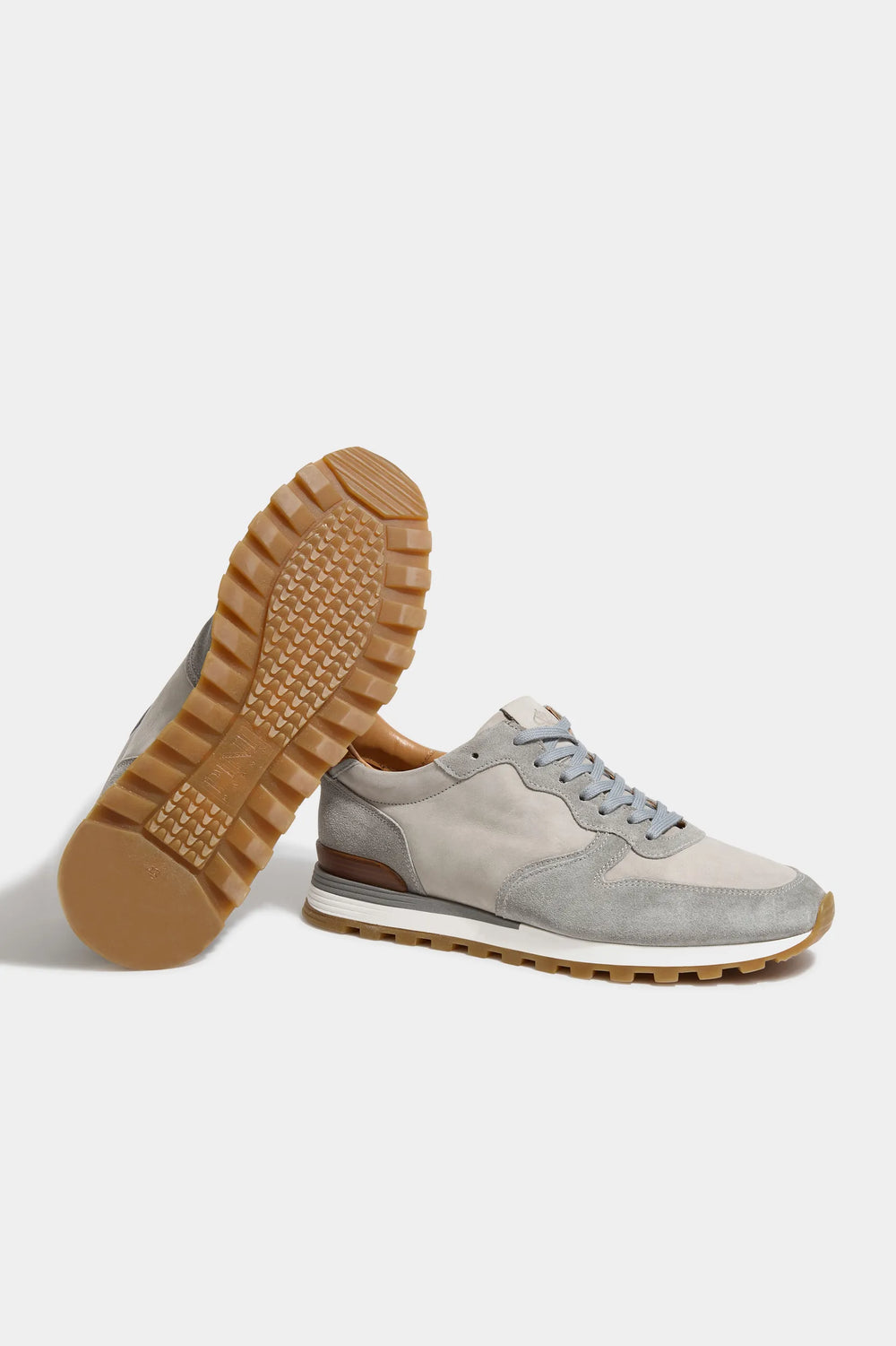 Suede runners, nabuck sport shoes, elegant suede and nubuck runners, light Grey suede shoes, Scarpe da corsa in camoscio, scarpe sportive in nabuck, scarpe da corsa eleganti in camoscio e nabuk, scarpe in camoscio grigio chiaro, Chaussures de sport en daim, chaussures de sport en nubuck, chaussures élégantes en daim et nubuck, chaussures en daim gris clair, Scarpe da corsa in camoscio,