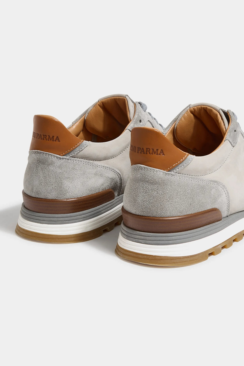 Suede runners, nabuck sport shoes, elegant suede and nubuck runners, light Grey suede shoes, Scarpe da corsa in camoscio, scarpe sportive in nabuck, scarpe da corsa eleganti in camoscio e nabuk, scarpe in camoscio grigio chiaro, Chaussures de sport en daim, chaussures de sport en nubuck, chaussures élégantes en daim et nubuck, chaussures en daim gris clair, Scarpe da corsa in camoscio,