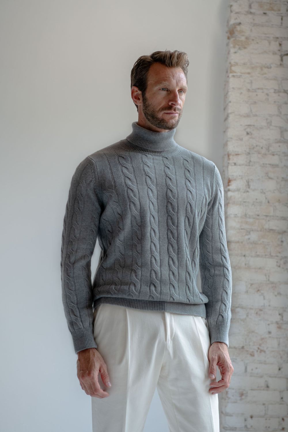 Maglione a collo alto in maglia cable grigio medio – Made in Italy