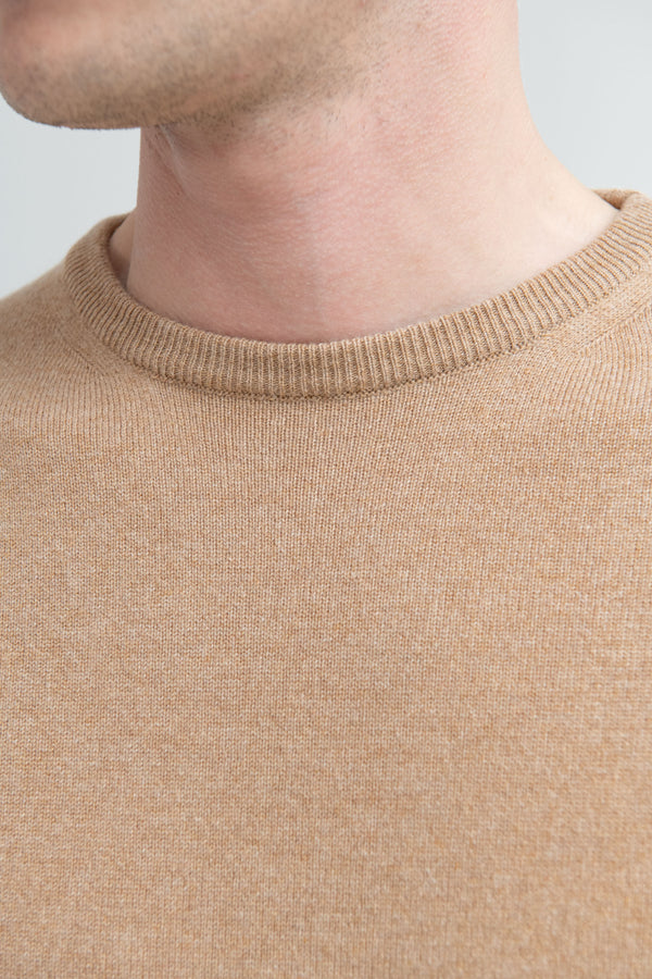   Italian cashmere round neck, ochre roundneck, italian cashmere, italian round neck style, ochre roundneck, Col rond en cachemire italien, col rond ocre, cachemire italien, style col rond italien, col rond ocre, Collo tondo in cashmere italiano, collo tondo ocra, cashmere italiano, stile collo tondo italiano, collo tondo ocra,