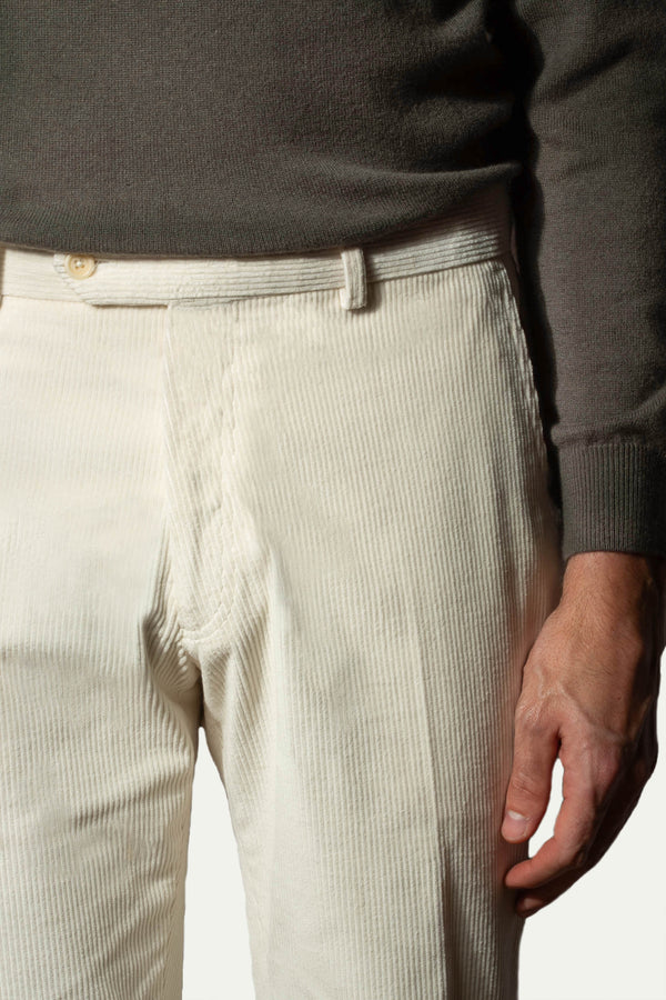 pantalon corduroy homme, men's corduroy trousers, pantalon en corduroy blanc cassé, off white corduroy trousers, sirmione corduroy trousers, pantalon sartorial corduroy, pantalone in velluto a coste uomo, pantaloni in velluto a coste uomo, pantalone in velluto a coste bianco bianco , pantaloni in velluto a coste sirmione, pantalone in velluto a coste sartoriale,