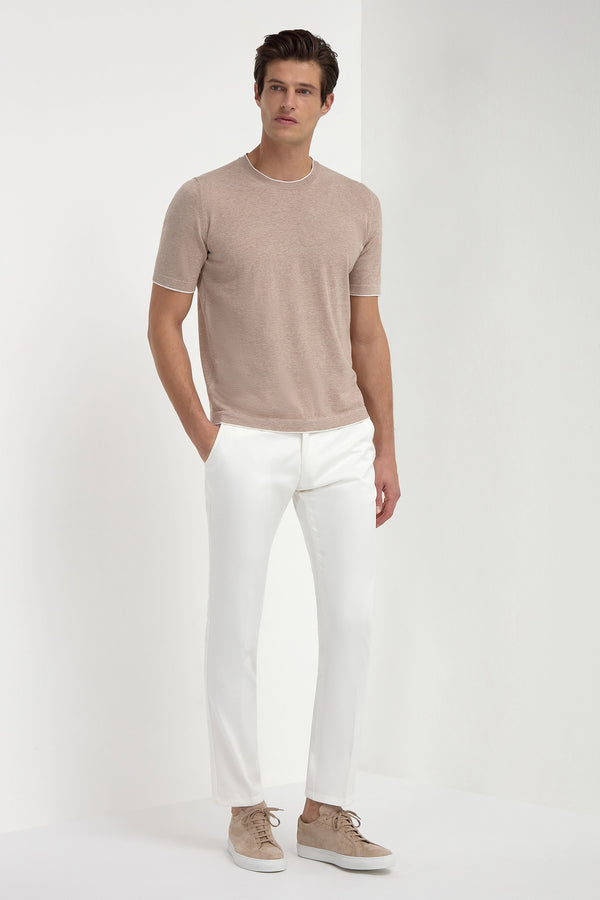 High-end off-white cotton chinos, Italian off-white chinos, luxury men’s off-white trousers, premium Italian cotton chinos, elegant men’s dress trousers, handcrafted Italian chinos, classic off-white chinos, stylish cotton trousers, pantalon chino en coton écru fabriqué en Italie, pantalon italien en coton écru, pantalon chino de luxe pour homme, pantalon élégant écru, pantaloni chino in cotone écru fatti in Italia, pantaloni eleganti in cotone italiano