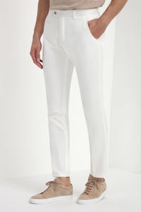 High-end off-white cotton chinos, Italian off-white chinos, luxury men’s off-white trousers, premium Italian cotton chinos, elegant men’s dress trousers, handcrafted Italian chinos, classic off-white chinos, stylish cotton trousers, pantalon chino en coton écru fabriqué en Italie, pantalon italien en coton écru, pantalon chino de luxe pour homme, pantalon élégant écru, pantaloni chino in cotone écru fatti in Italia, pantaloni eleganti in cotone italiano