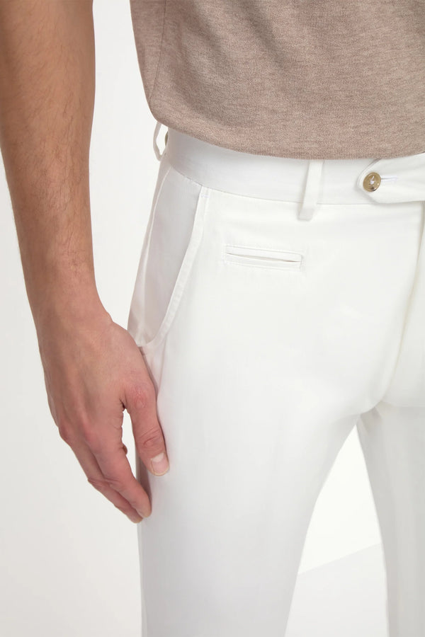 High-end off-white cotton chinos, Italian off-white chinos, luxury men’s off-white trousers, premium Italian cotton chinos, elegant men’s dress trousers, handcrafted Italian chinos, classic off-white chinos, stylish cotton trousers, pantalon chino en coton écru fabriqué en Italie, pantalon italien en coton écru, pantalon chino de luxe pour homme, pantalon élégant écru, pantaloni chino in cotone écru fatti in Italia, pantaloni eleganti in cotone italiano