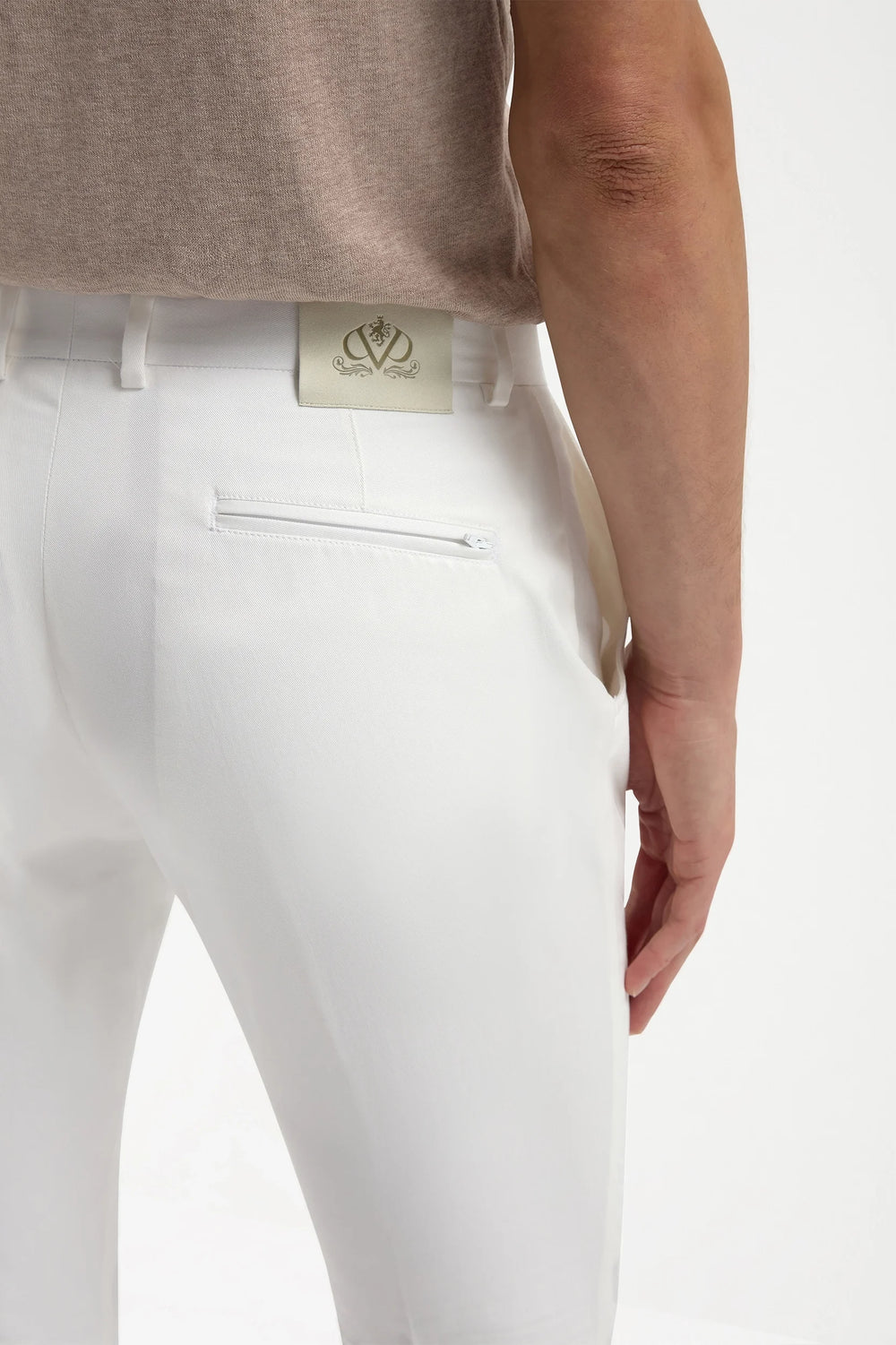 High-end off-white cotton chinos, Italian off-white chinos, luxury men’s off-white trousers, premium Italian cotton chinos, elegant men’s dress trousers, handcrafted Italian chinos, classic off-white chinos, stylish cotton trousers, pantalon chino en coton écru fabriqué en Italie, pantalon italien en coton écru, pantalon chino de luxe pour homme, pantalon élégant écru, pantaloni chino in cotone écru fatti in Italia, pantaloni eleganti in cotone italiano