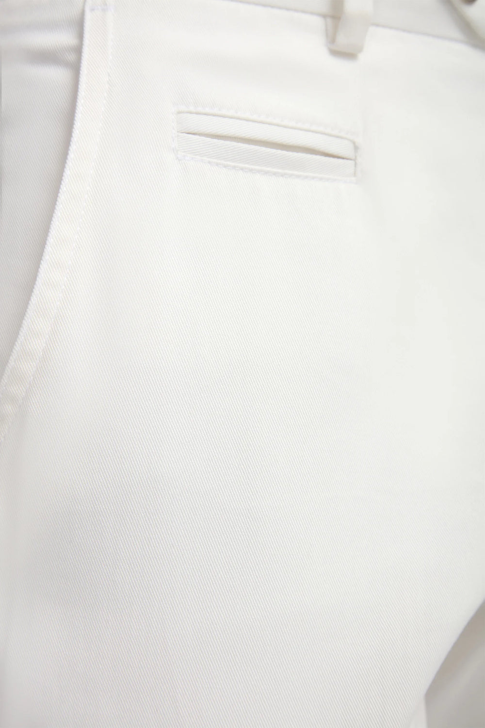 High-end off-white cotton chinos, Italian off-white chinos, luxury men’s off-white trousers, premium Italian cotton chinos, elegant men’s dress trousers, handcrafted Italian chinos, classic off-white chinos, stylish cotton trousers, pantalon chino en coton écru fabriqué en Italie, pantalon italien en coton écru, pantalon chino de luxe pour homme, pantalon élégant écru, pantaloni chino in cotone écru fatti in Italia, pantaloni eleganti in cotone italiano