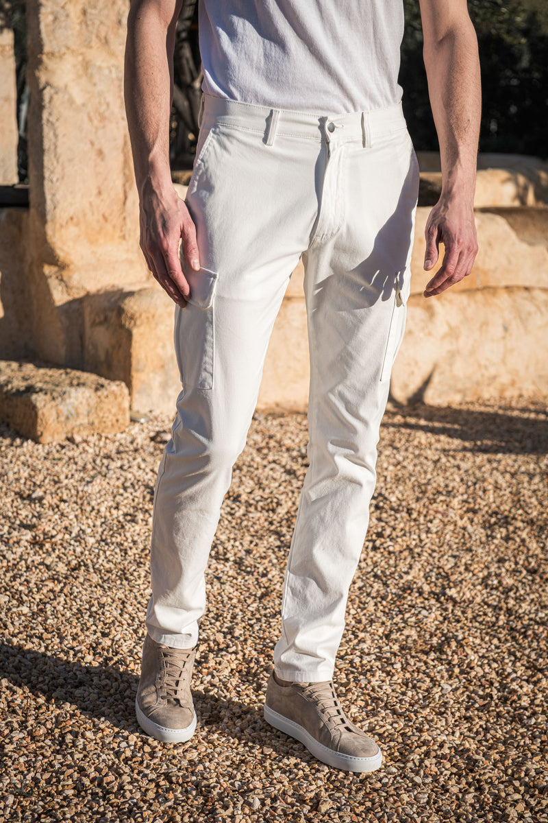 White Cargo Trousers, High Rise Cargo trousers, Italian cargo trousers, White cotton cargo trousers, Pantaloni cargo bianchi, pantaloni cargo a vita alta, pantaloni cargo italiani, pantaloni cargo in cotone bianco, Pantalon cargo blanc, pantalon cargo à taille haute, pantalon cargo italien, pantalon cargo en coton blanc, 