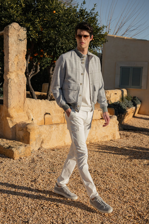 White Cargo Trousers, High Rise Cargo trousers, Italian cargo trousers, White cotton cargo trousers, Pantaloni cargo bianchi, pantaloni cargo a vita alta, pantaloni cargo italiani, pantaloni cargo in cotone bianco, Pantalon cargo blanc, pantalon cargo à taille haute, pantalon cargo italien, pantalon cargo en coton blanc, 