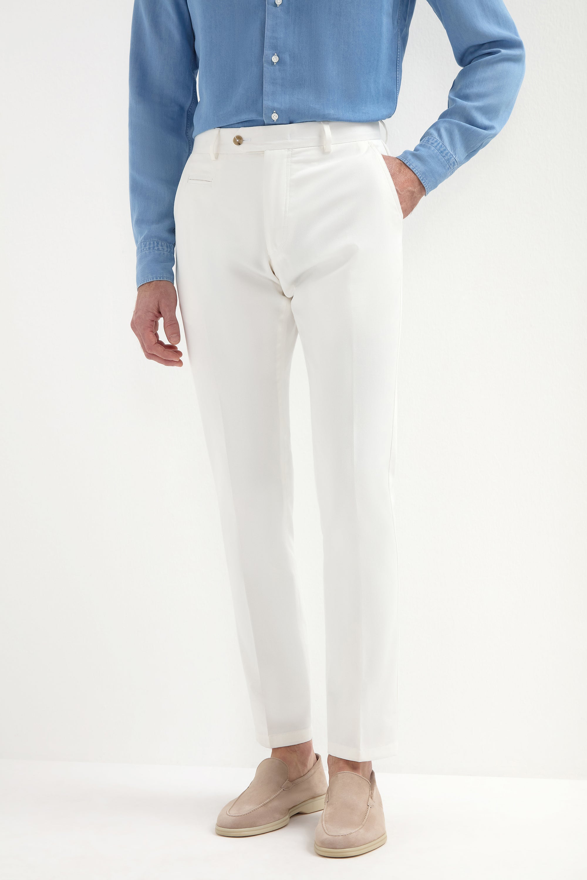 High-end off-white cotton chinos, Italian off-white chinos, luxury men’s off-white trousers, premium Italian cotton chinos, elegant men’s dress trousers, handcrafted Italian chinos, classic off-white chinos, stylish cotton trousers, pantalon chino en coton écru fabriqué en Italie, pantalon italien en coton écru, pantalon chino de luxe pour homme, pantalon élégant écru, pantaloni chino in cotone écru fatti in Italia, pantaloni eleganti in cotone italiano