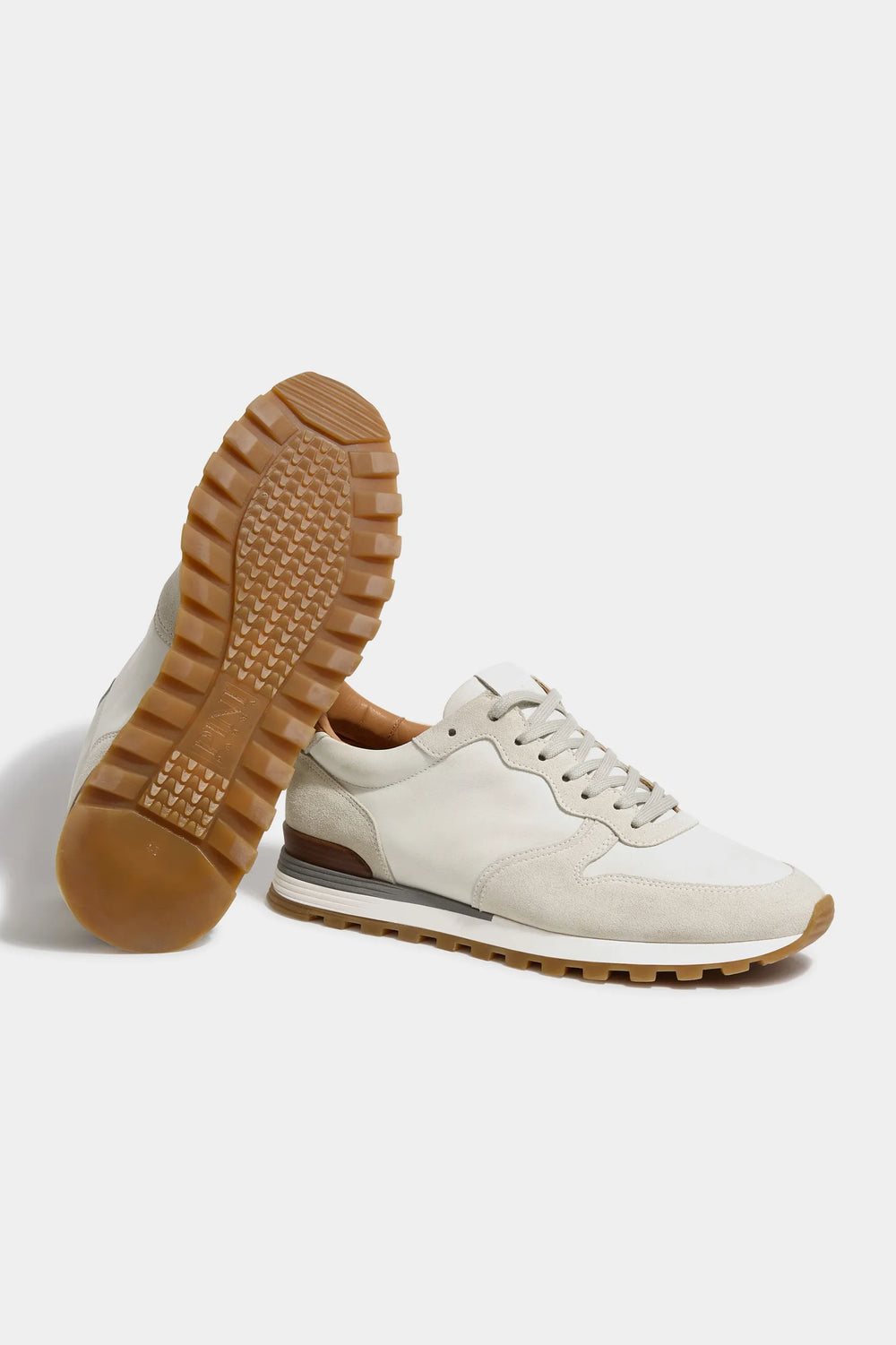 Suede runners, nabuck sport shoes, elegant suede and nubuck runners, Off White suede shoes, Chaussures en daim, chaussures de sport en nubuck, chaussures élégantes en daim et nubuck, chaussures en daim blanc cassé, Scarpe da corsa in camoscio, scarpe sportive in nabuck, scarpe da corsa eleganti in camoscio e nabuk, scarpe in camoscio Off White,