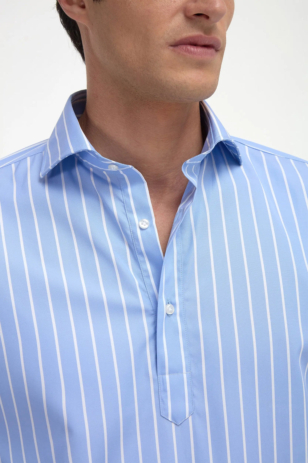 light blue popover striped shirt, striped shirt, light blue shirt, light blue summer shirt men, blue popover shirt, chemise rayée bleue homme, chemise à rayures bleues homme, chemise homme à rayures, chemise bleue homme été, chemise popover été bleue