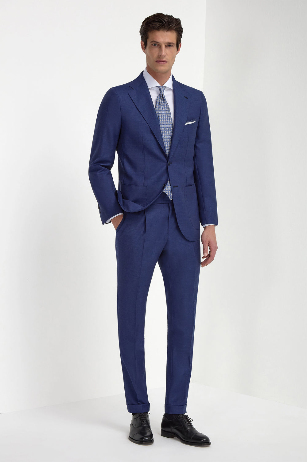 Royal Blue Suit, men's royal blue suit, elegant tailored suit, formal blue suit, breathable wool suit, costume bleu royal pour hommes, costume élégant bleu, costume formel en laine, abito blu royal da uomo, abito elegante blu, completo formale in lana.