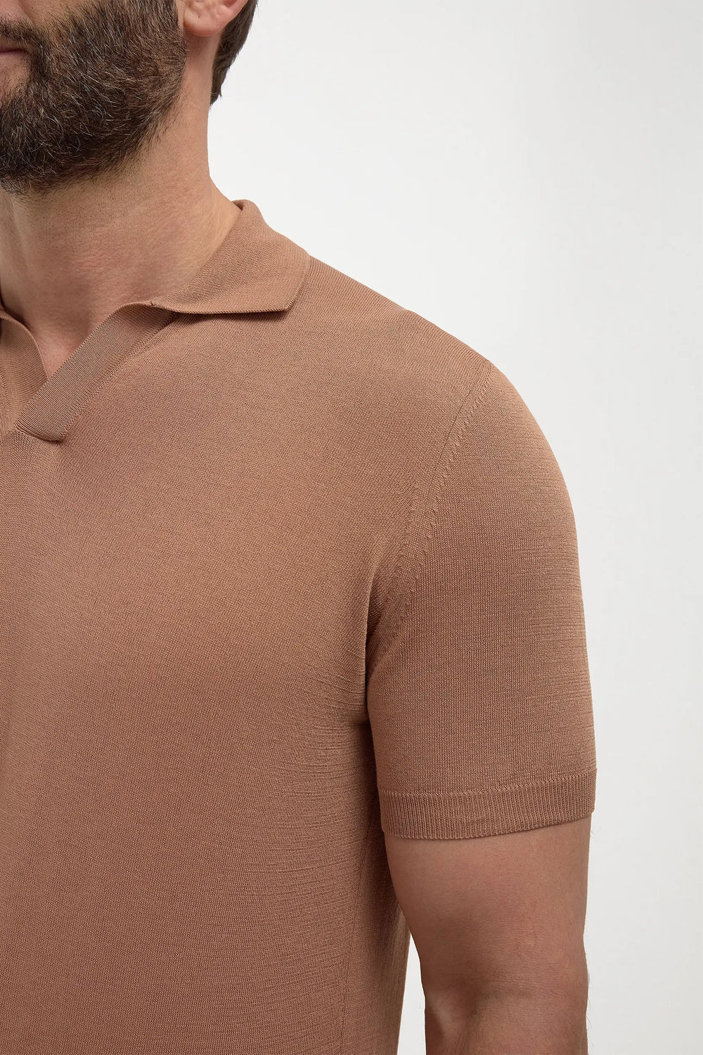 Rusty Polo, men's rust-colored short-sleeve polo shirt, elegant breathable polo, refined casual wear, lightweight and comfortable, polo rouille pour hommes, polo respirant et raffiné, polo estival élégant, polo ruggine, maglia traspirante e sofisticata, abbigliamento casual di classe.