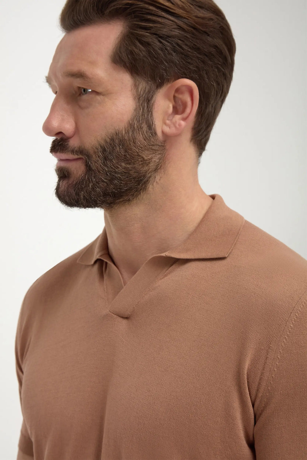 Rusty Polo, men's rust-colored short-sleeve polo shirt, elegant breathable polo, refined casual wear, lightweight and comfortable, polo rouille pour hommes, polo respirant et raffiné, polo estival élégant, polo ruggine, maglia traspirante e sofisticata, abbigliamento casual di classe.