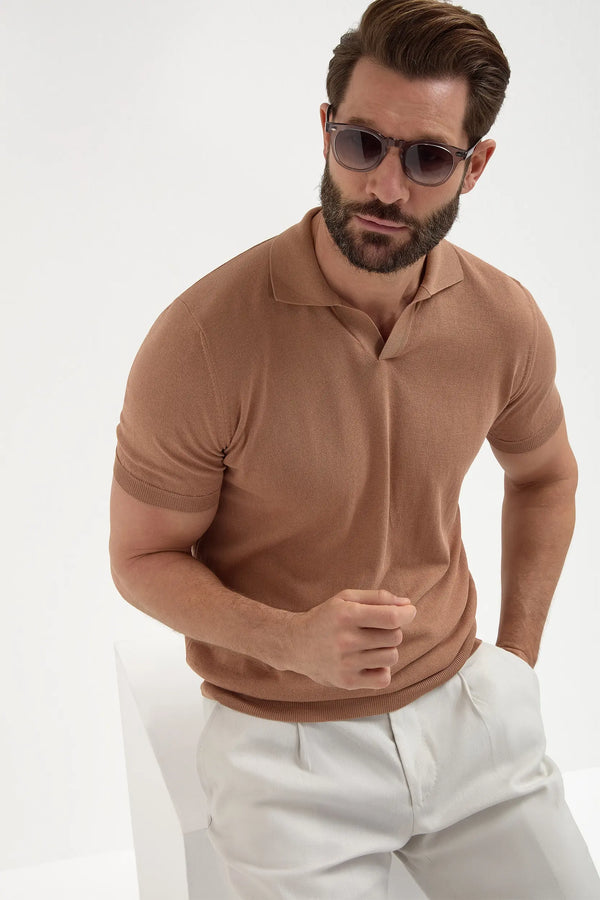 Rusty Polo, men's rust-colored short-sleeve polo shirt, elegant breathable polo, refined casual wear, lightweight and comfortable, polo rouille pour hommes, polo respirant et raffiné, polo estival élégant, polo ruggine, maglia traspirante e sofisticata, abbigliamento casual di classe.