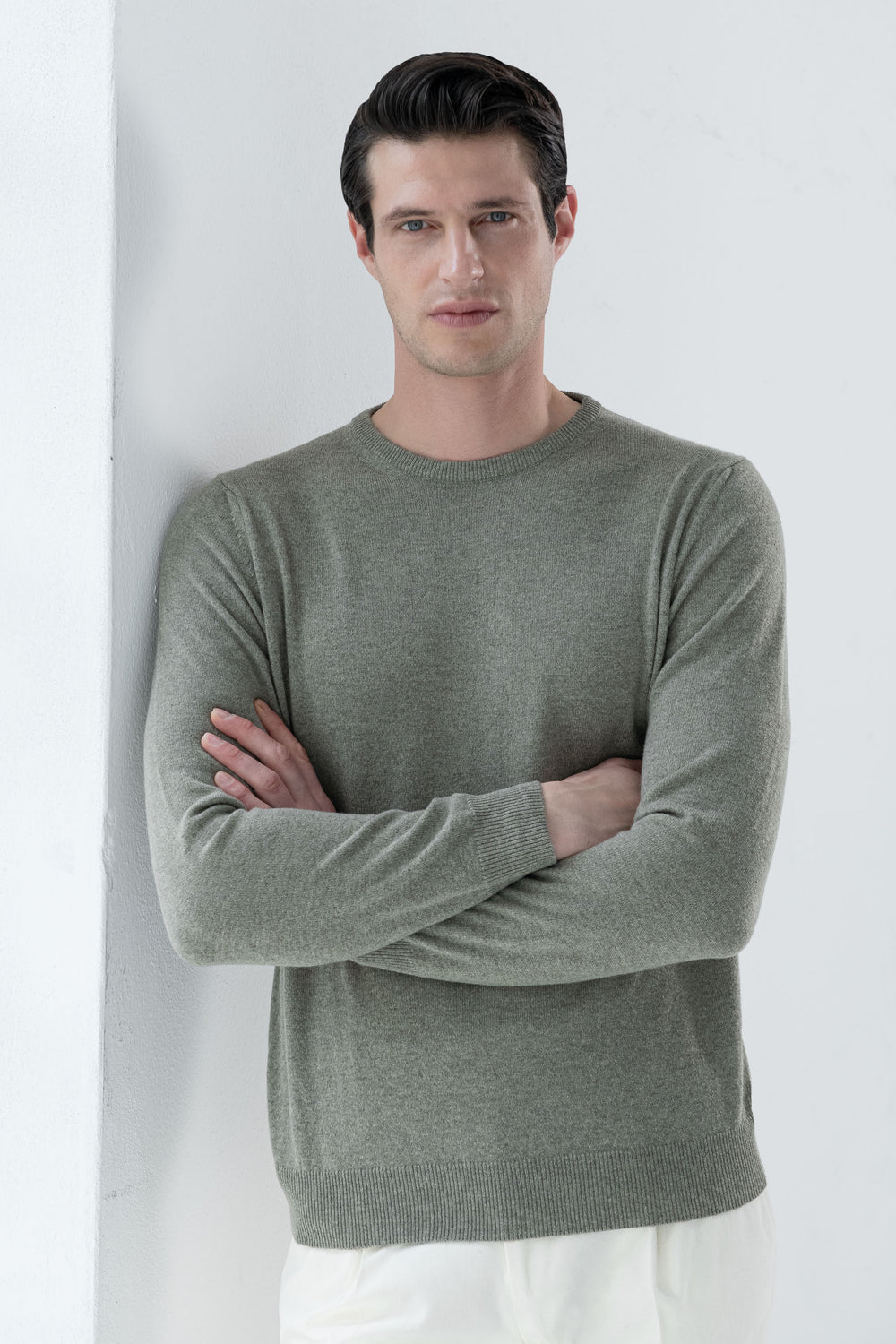 Italian cashmere round neck, sage roundneck, italian cashmere, italian round neck style, sage roundneck, Collo tondo in cashmere italiano, collo tondo in color salvia, cashmere italiano, stile collo tondo italiano, Col rond en cachemire italien, col rond sauge, cachemire italien, style col rond italien,