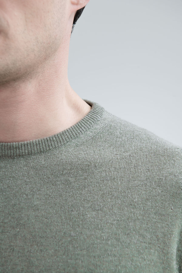 Italian cashmere round neck, sage roundneck, italian cashmere, italian round neck style, sage roundneck, Collo tondo in cashmere italiano, collo tondo in color salvia, cashmere italiano, stile collo tondo italiano, Col rond en cachemire italien, col rond sauge, cachemire italien, style col rond italien,